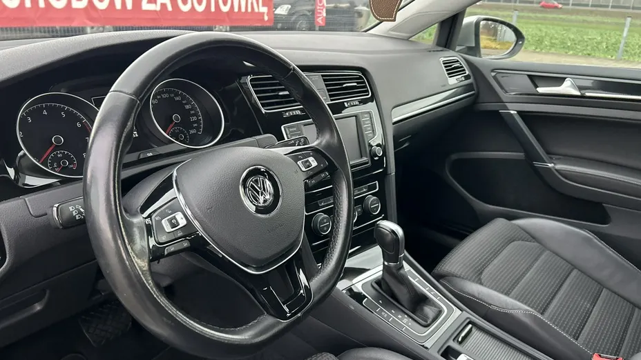 VOLKSWAGEN Golf -