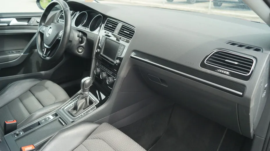 VOLKSWAGEN Golf -