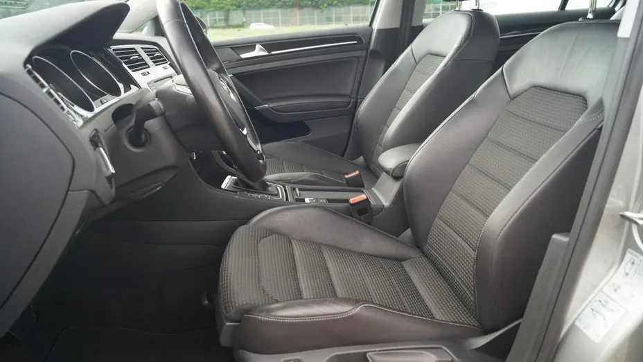 VOLKSWAGEN Golf -