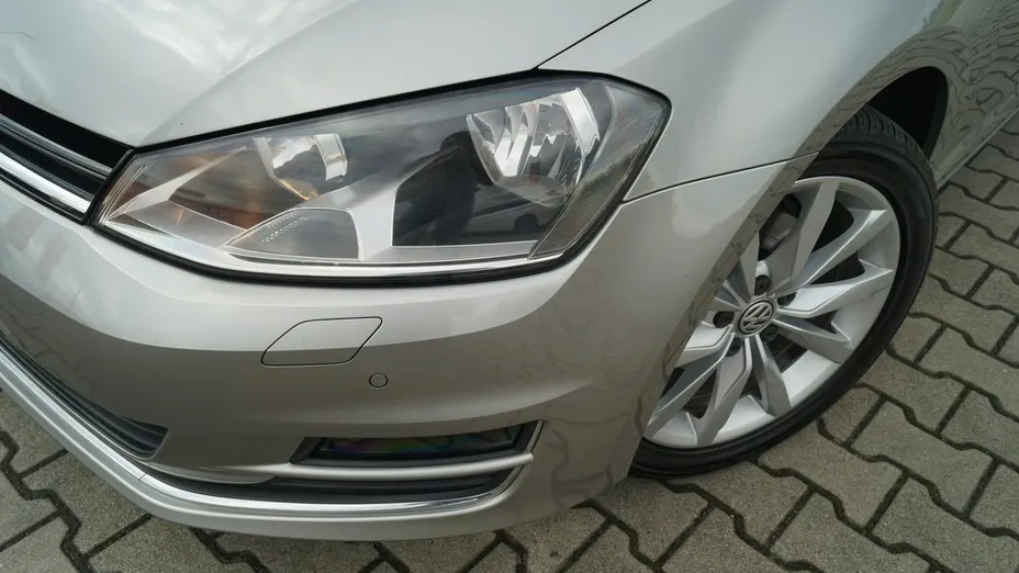 VOLKSWAGEN Golf -