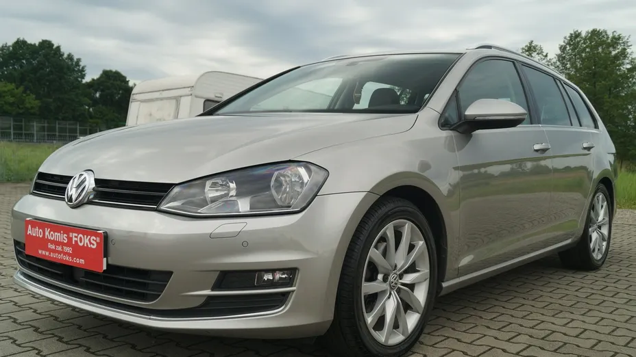 VOLKSWAGEN Golf -