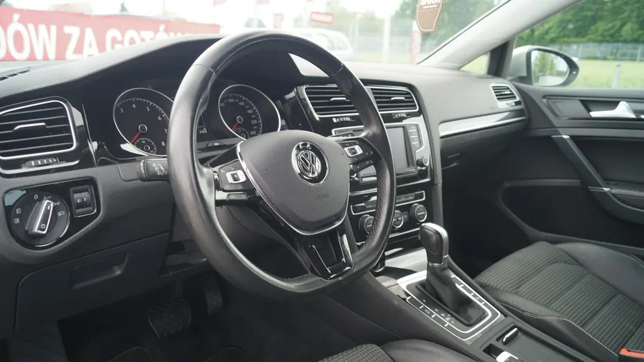 VOLKSWAGEN Golf -