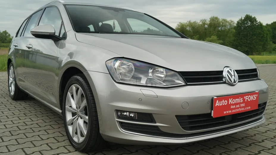 VOLKSWAGEN Golf -
