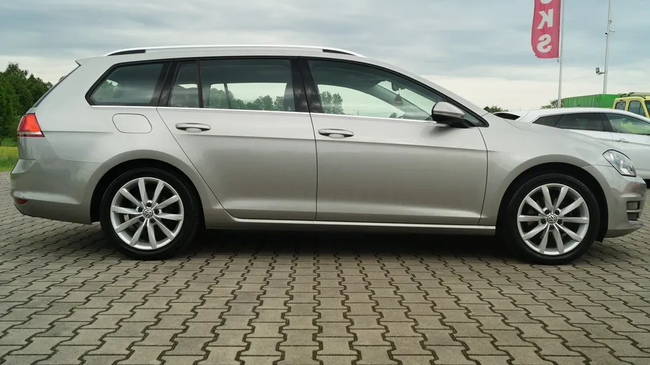 VOLKSWAGEN Golf -