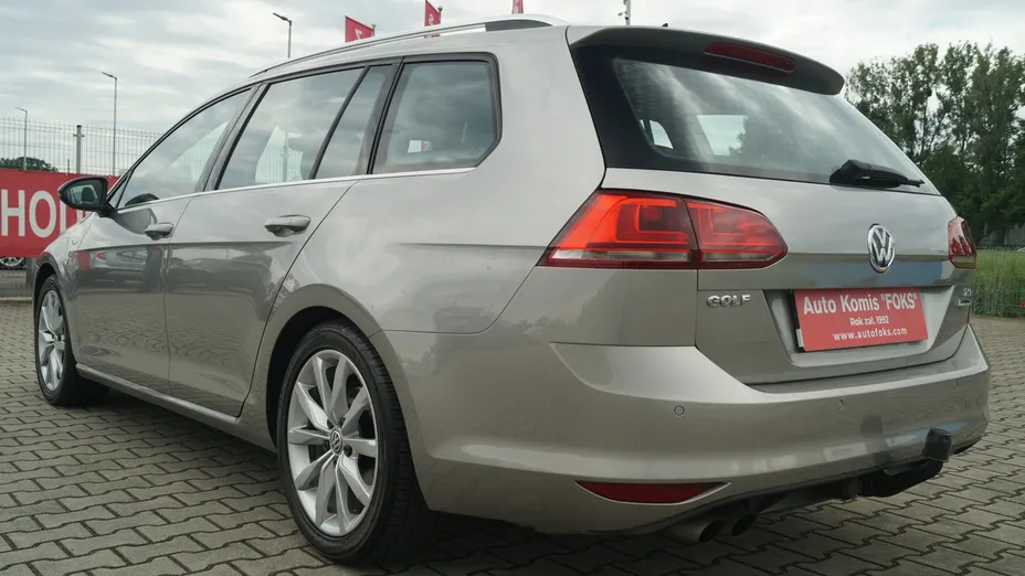 VOLKSWAGEN Golf -