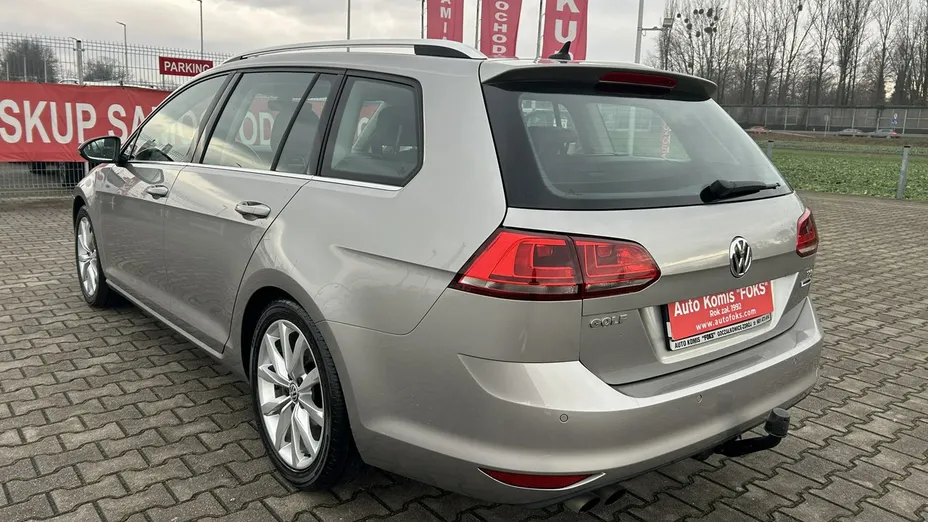 VOLKSWAGEN Golf -