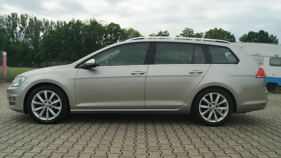VOLKSWAGEN Golf -