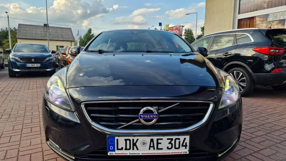VOLVO V40 -