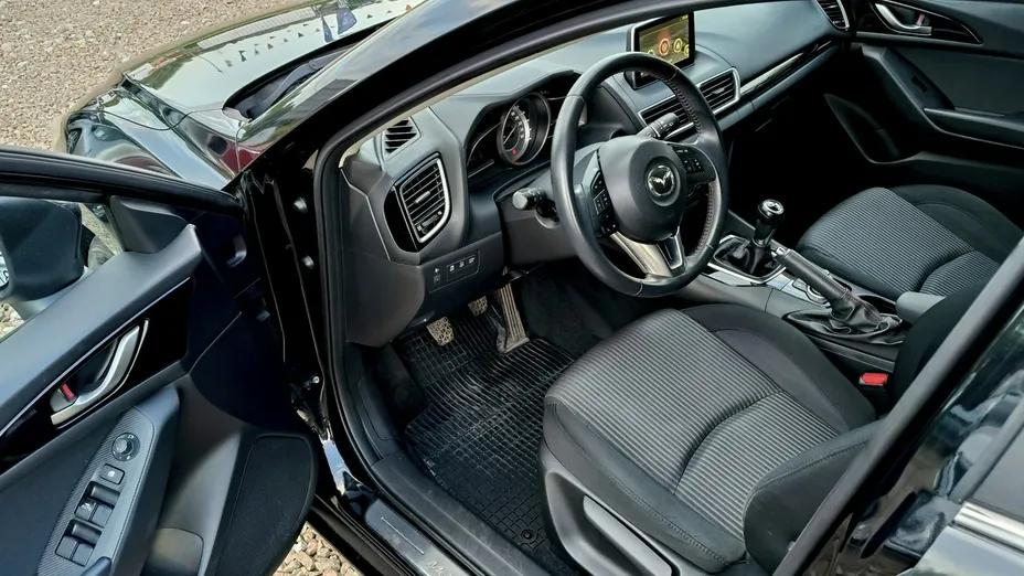 MAZDA 3 -