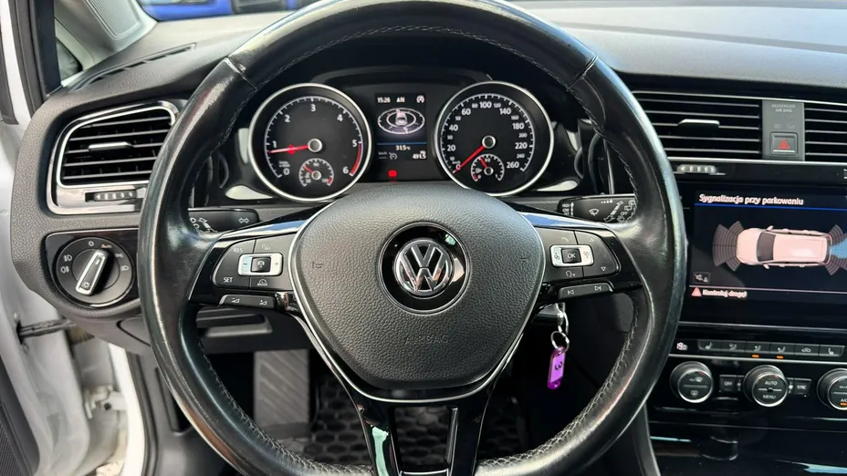 VOLKSWAGEN Golf -