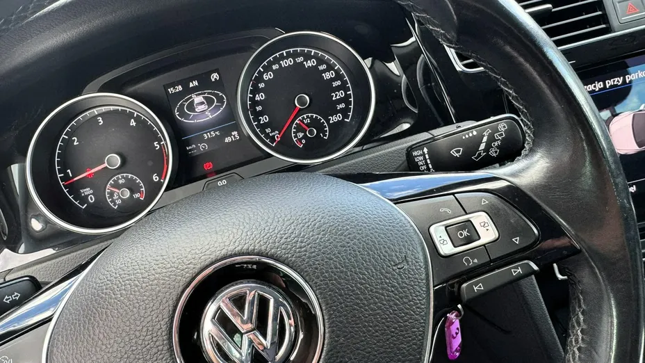 VOLKSWAGEN Golf -