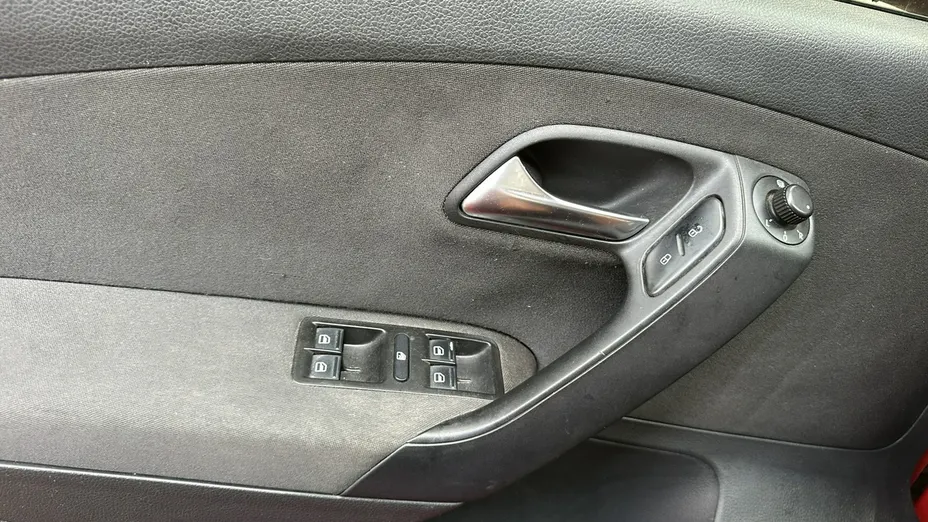 VOLKSWAGEN Polo -