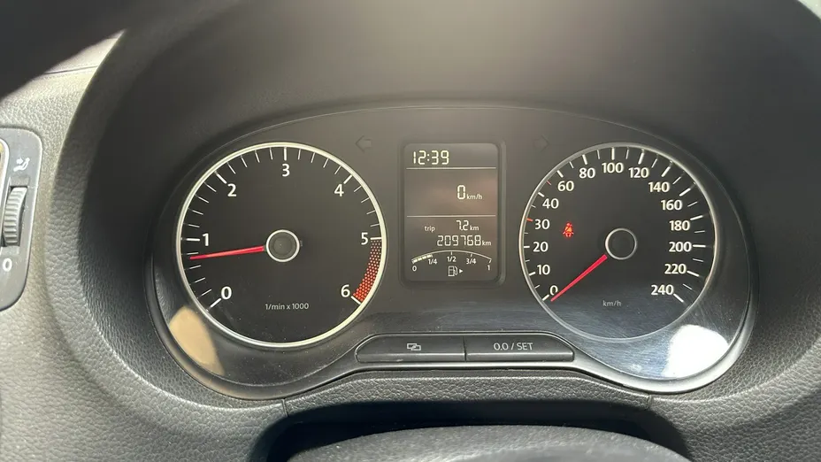 VOLKSWAGEN Polo -