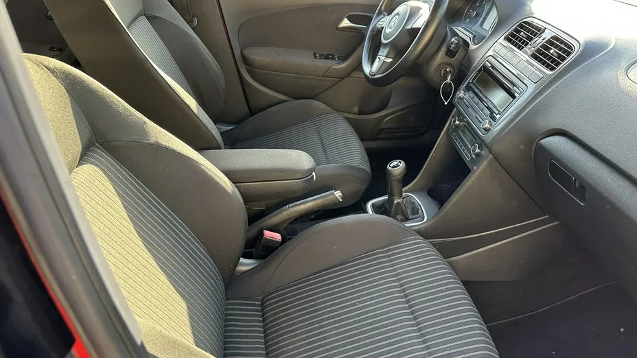 VOLKSWAGEN Polo -