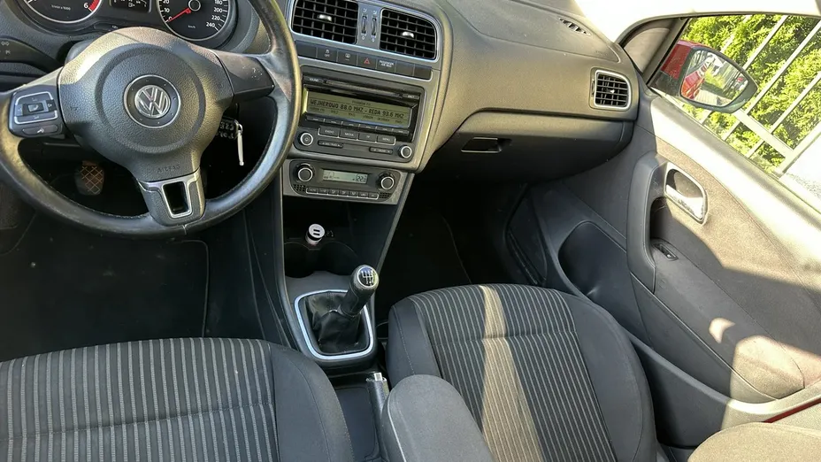 VOLKSWAGEN Polo -