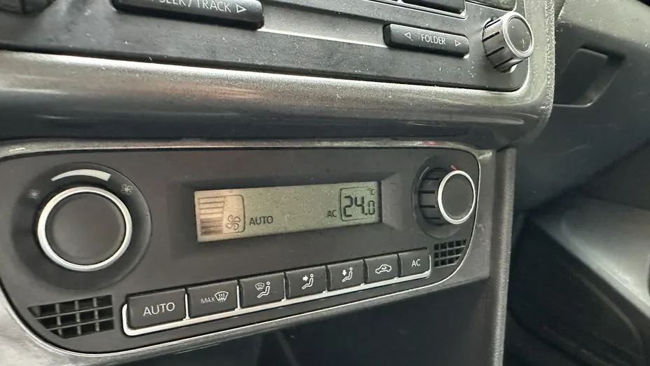 VOLKSWAGEN Polo -