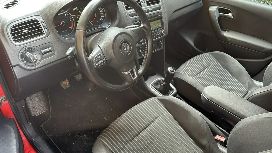 VOLKSWAGEN Polo -