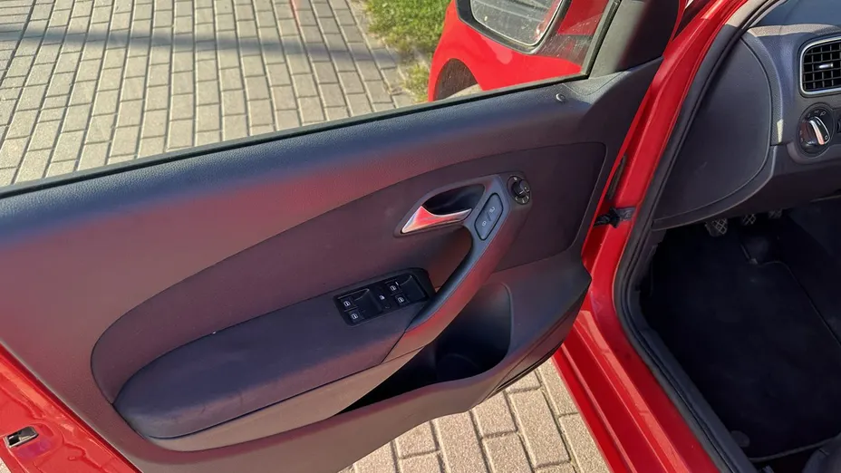 VOLKSWAGEN Polo -