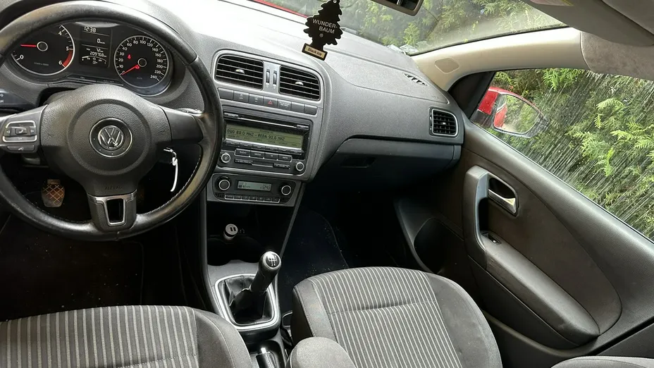 VOLKSWAGEN Polo -