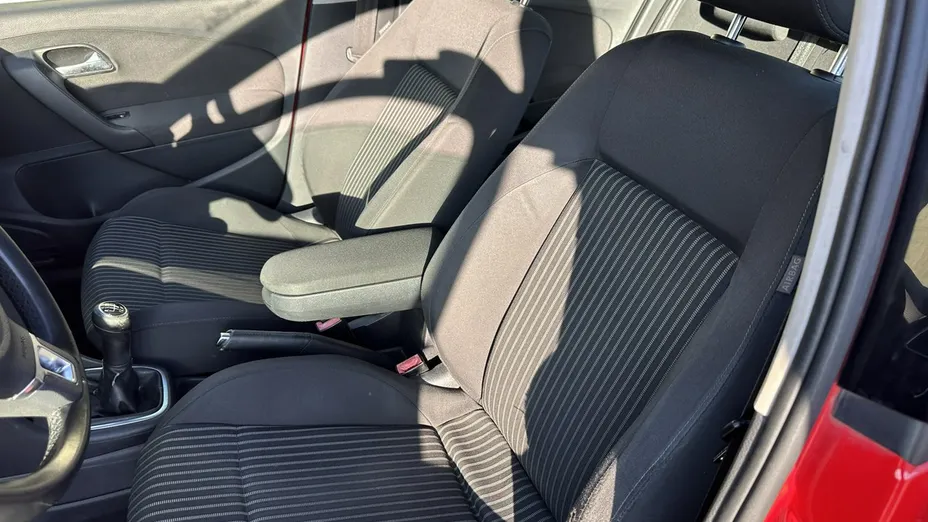 VOLKSWAGEN Polo -