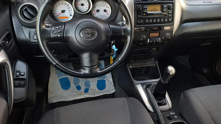 TOYOTA RAV4 -