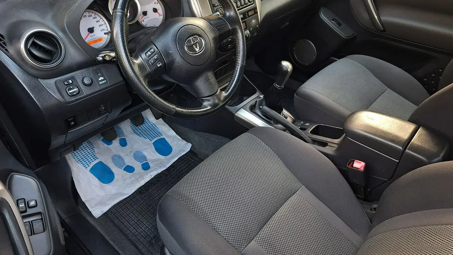 TOYOTA RAV4 -