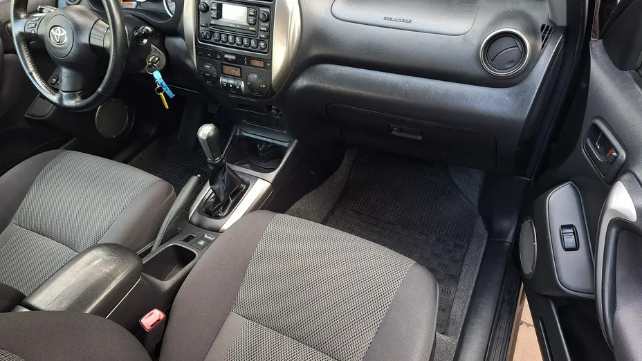 TOYOTA RAV4 -