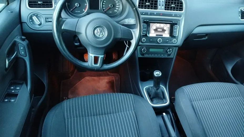 VOLKSWAGEN Polo -