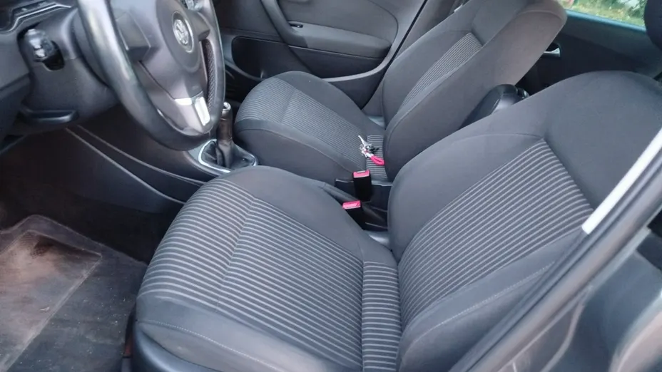 VOLKSWAGEN Polo -