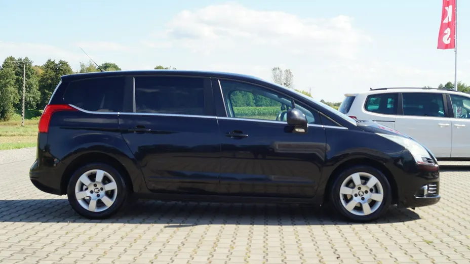 PEUGEOT 5008 -
