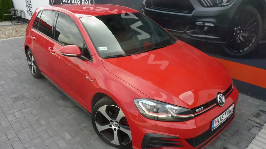 VOLKSWAGEN Golf -