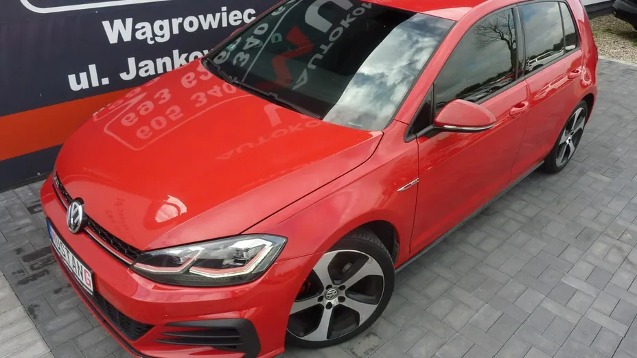 VOLKSWAGEN Golf -