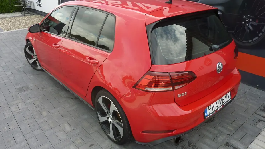 VOLKSWAGEN Golf -