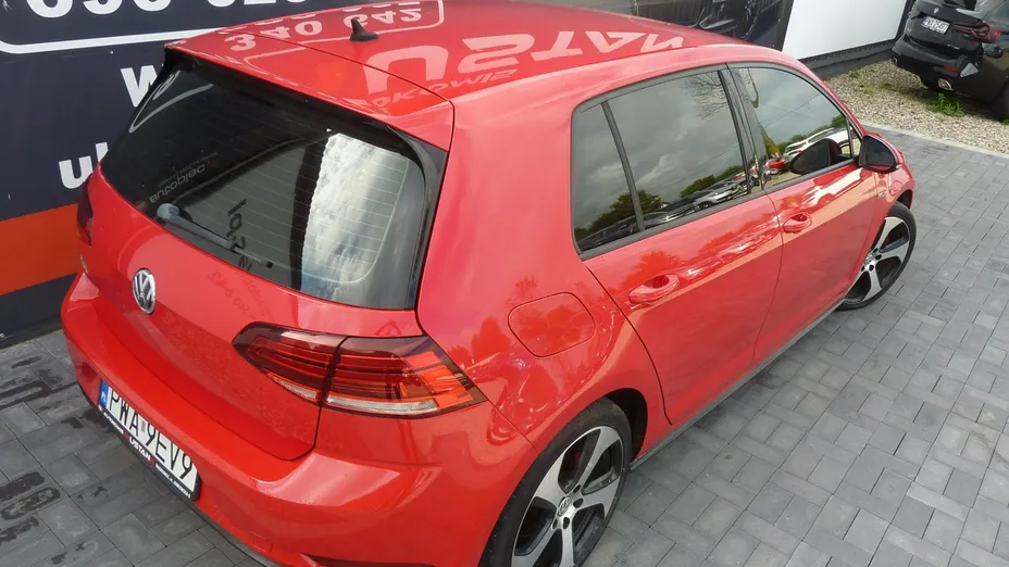VOLKSWAGEN Golf -