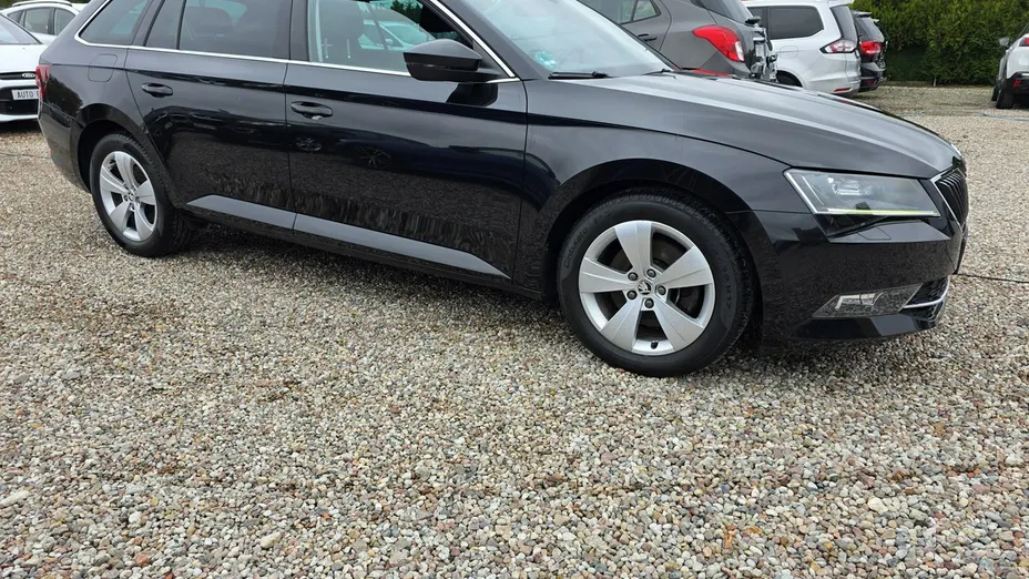 SKODA Superb -