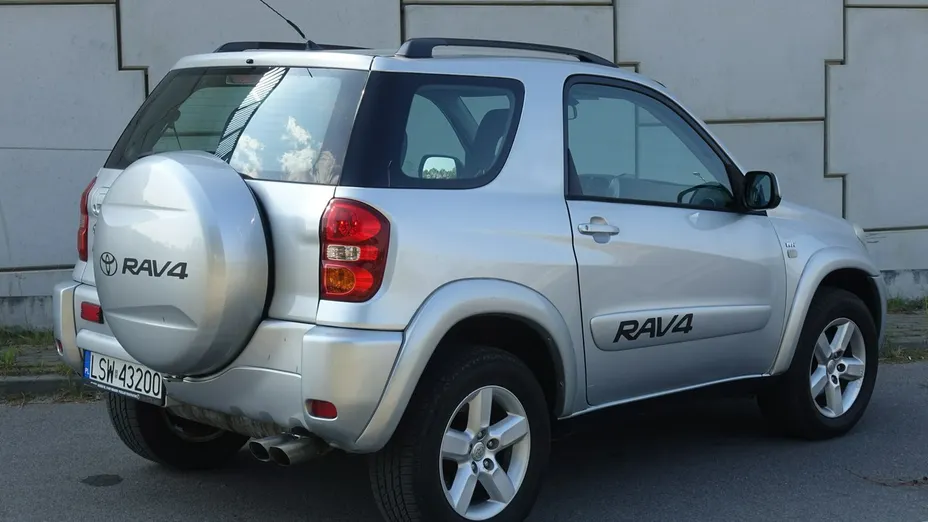 TOYOTA RAV4 -