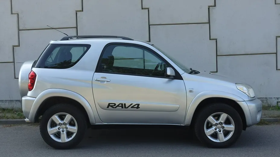 TOYOTA RAV4 -