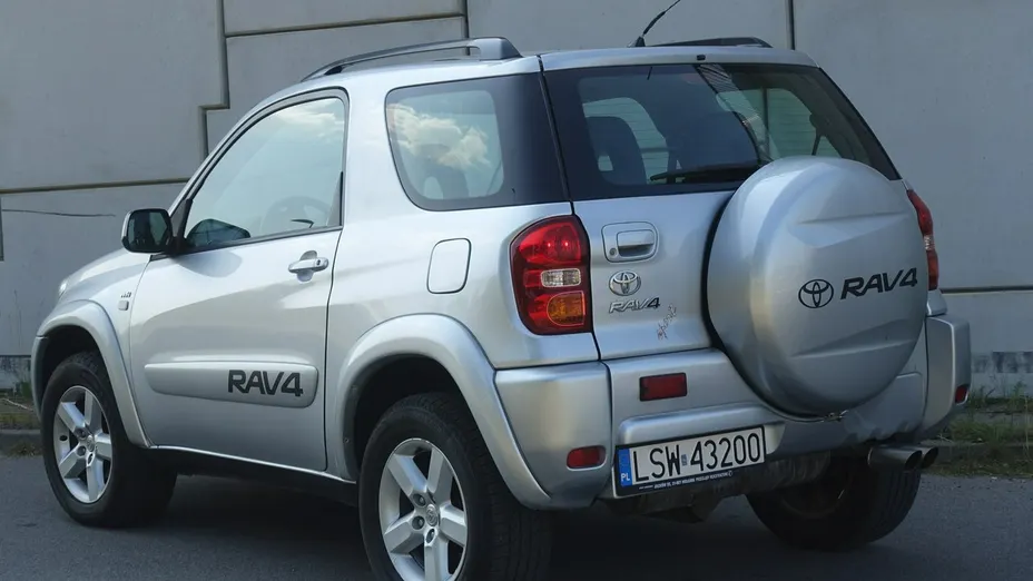 TOYOTA RAV4 -