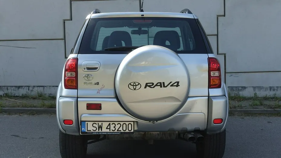 TOYOTA RAV4 -