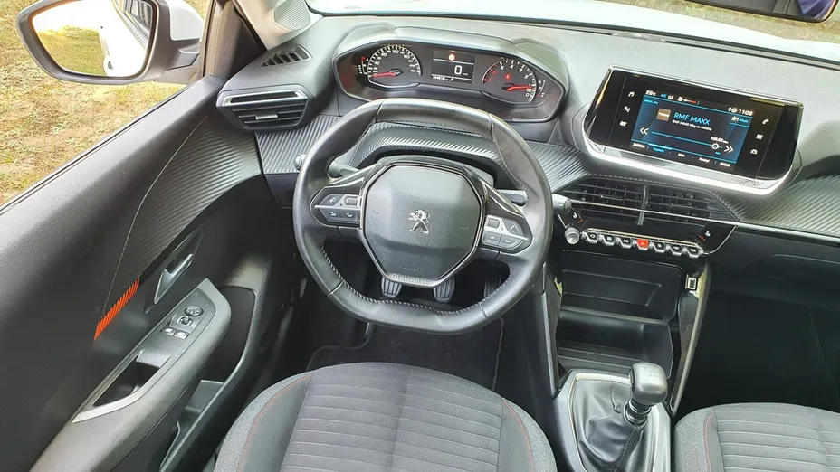 PEUGEOT 208 -