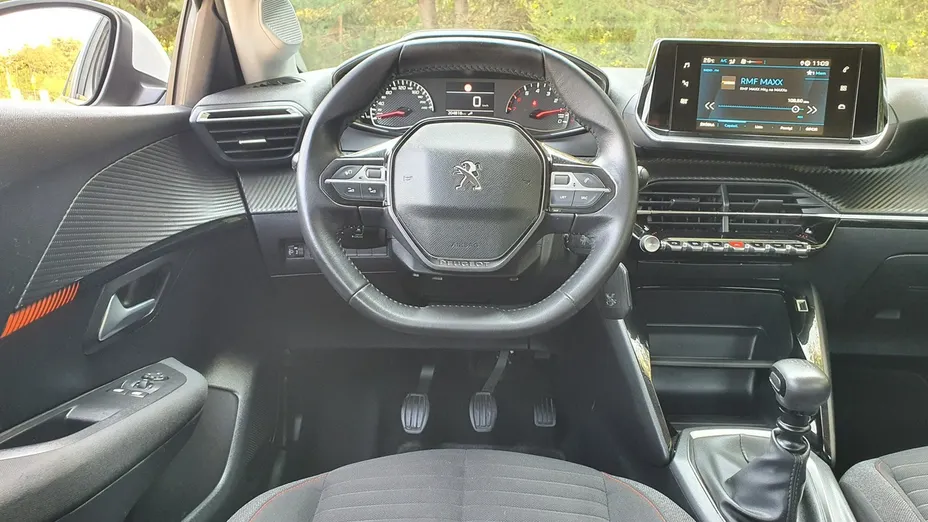 PEUGEOT 208 -