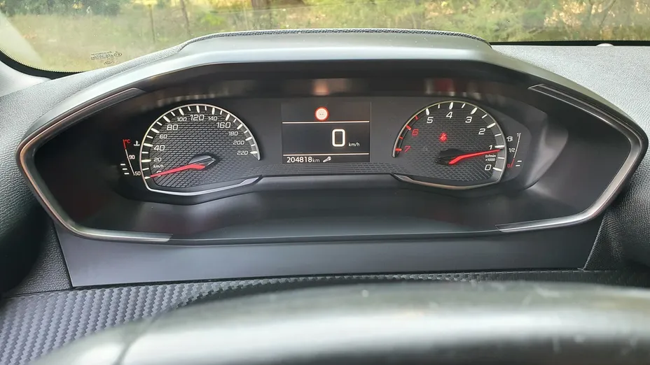 PEUGEOT 208 -