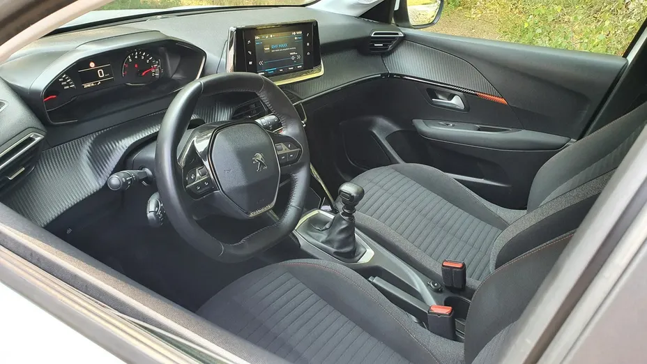 PEUGEOT 208 -