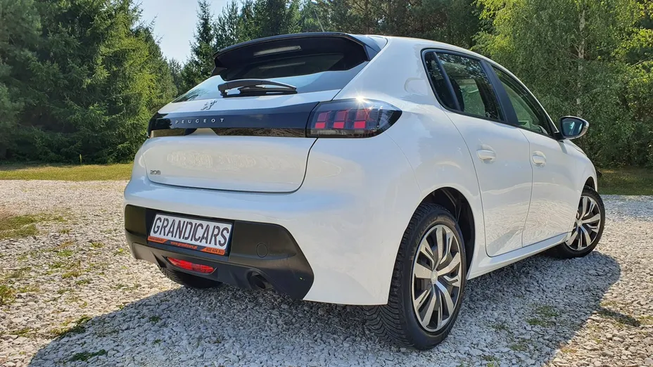 PEUGEOT 208 -