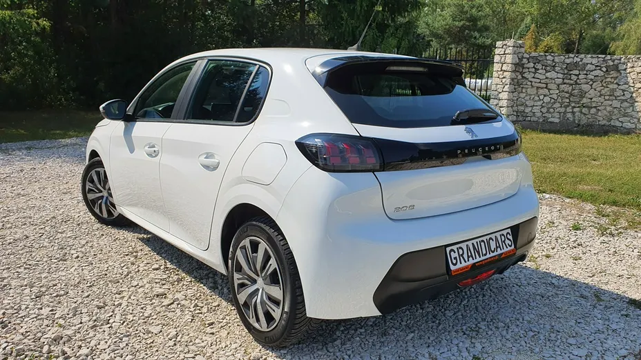 PEUGEOT 208 -