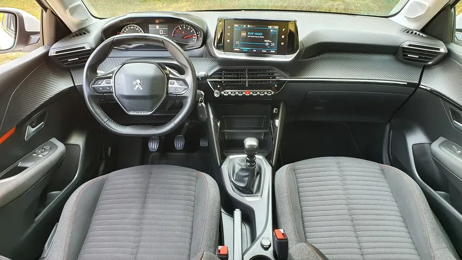 PEUGEOT 208 -