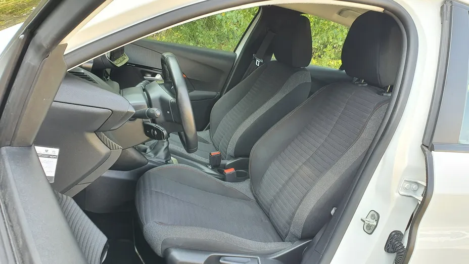 PEUGEOT 208 -