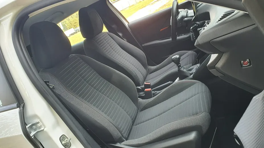 PEUGEOT 208 -