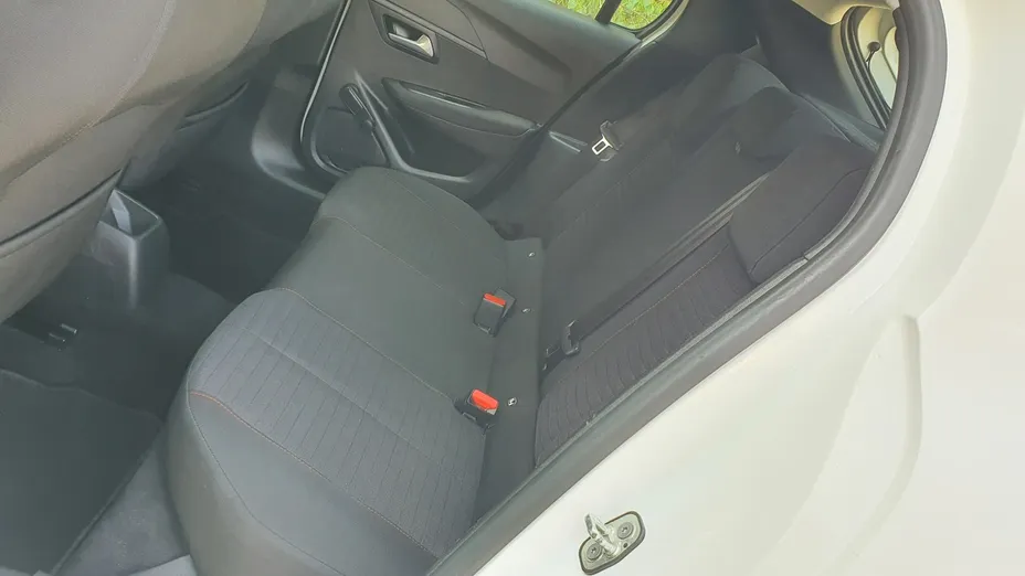 PEUGEOT 208 -