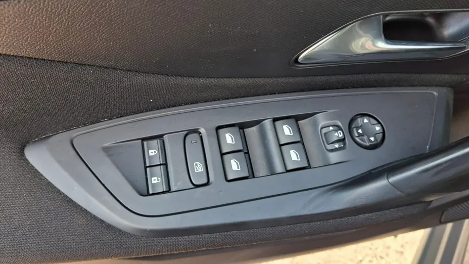PEUGEOT 308 -